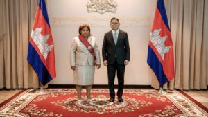 柬政府为古巴大使授予勋章，两国将持续加强友谊与合作